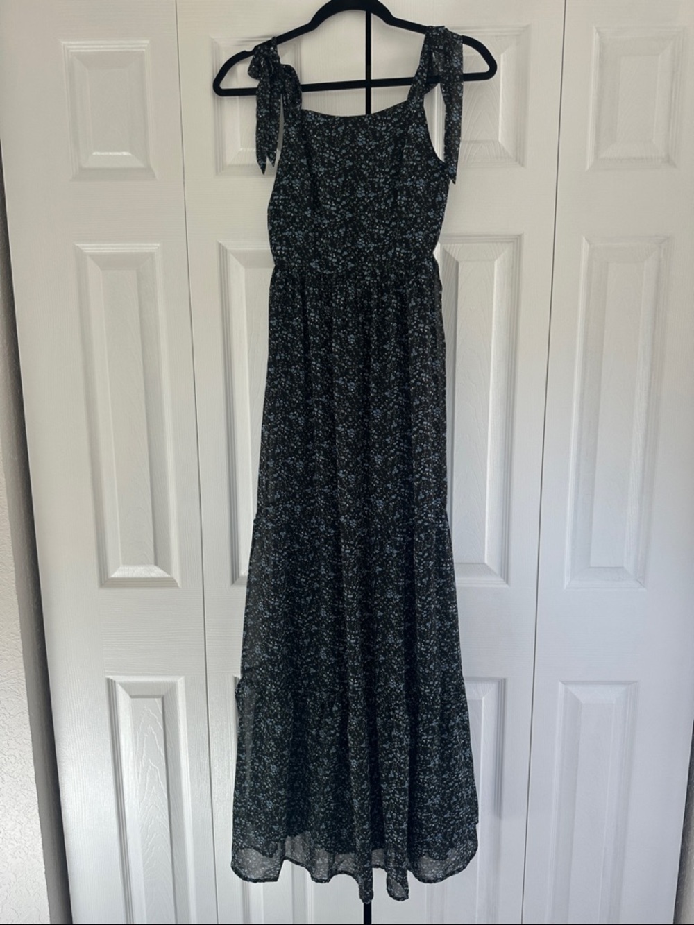 Lulu's Black Floral Tie-Shoulder Maxi Dress